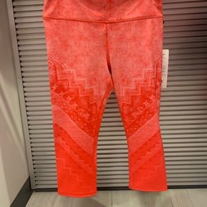 ALO YOGA AIRBRUSH CAPRI - ORANGE CASBAH SIZE L